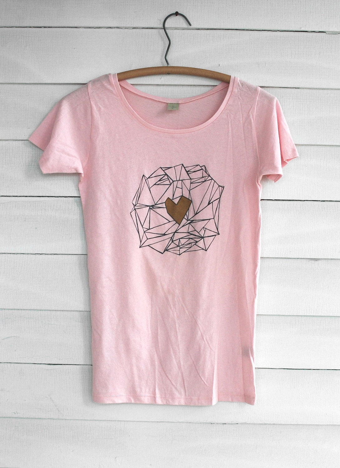 Organic pink scoop neck T-shirt with gold geometric heart - Medium Womens