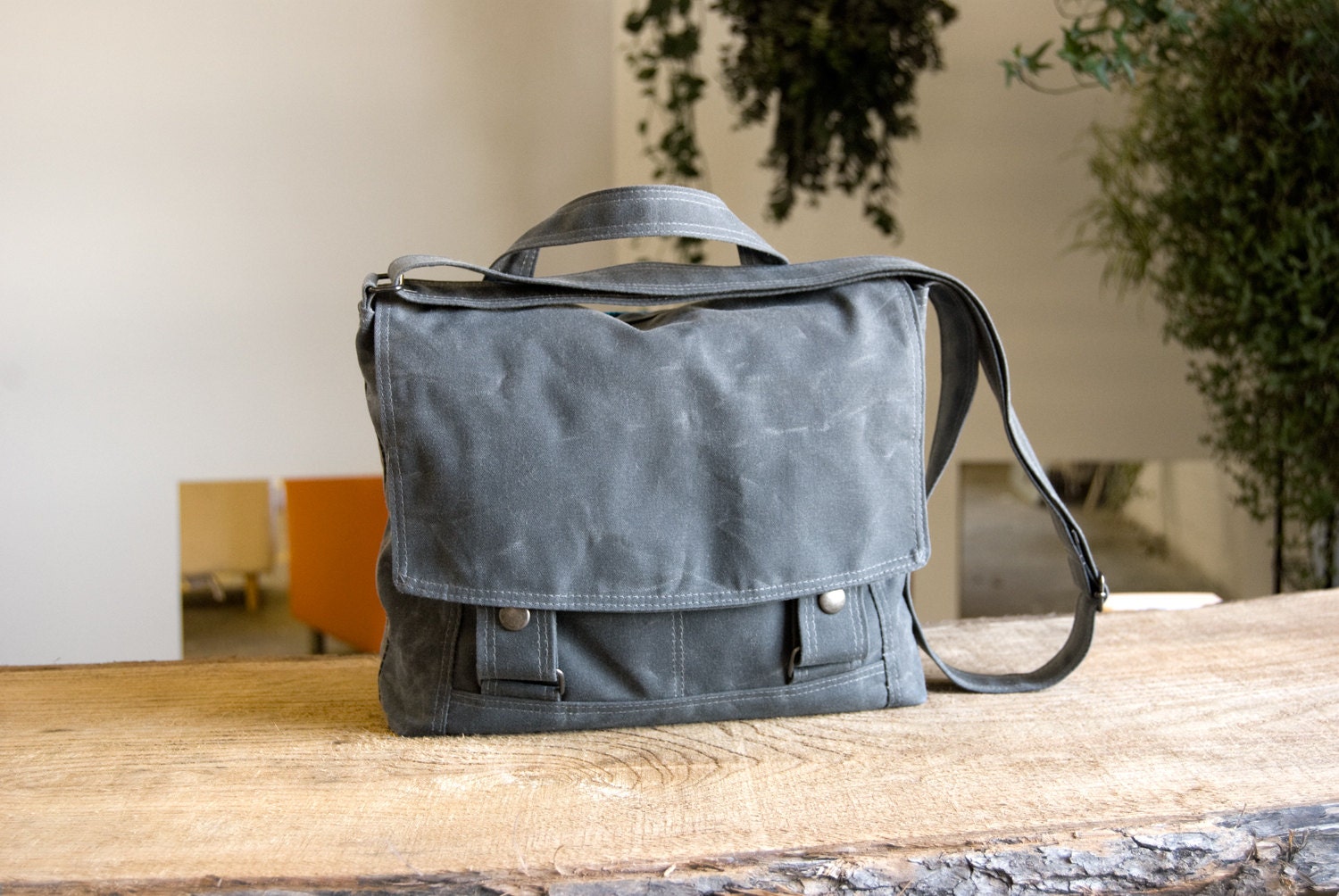 Messenger no.4 for iPads - in Gray waxed canvas