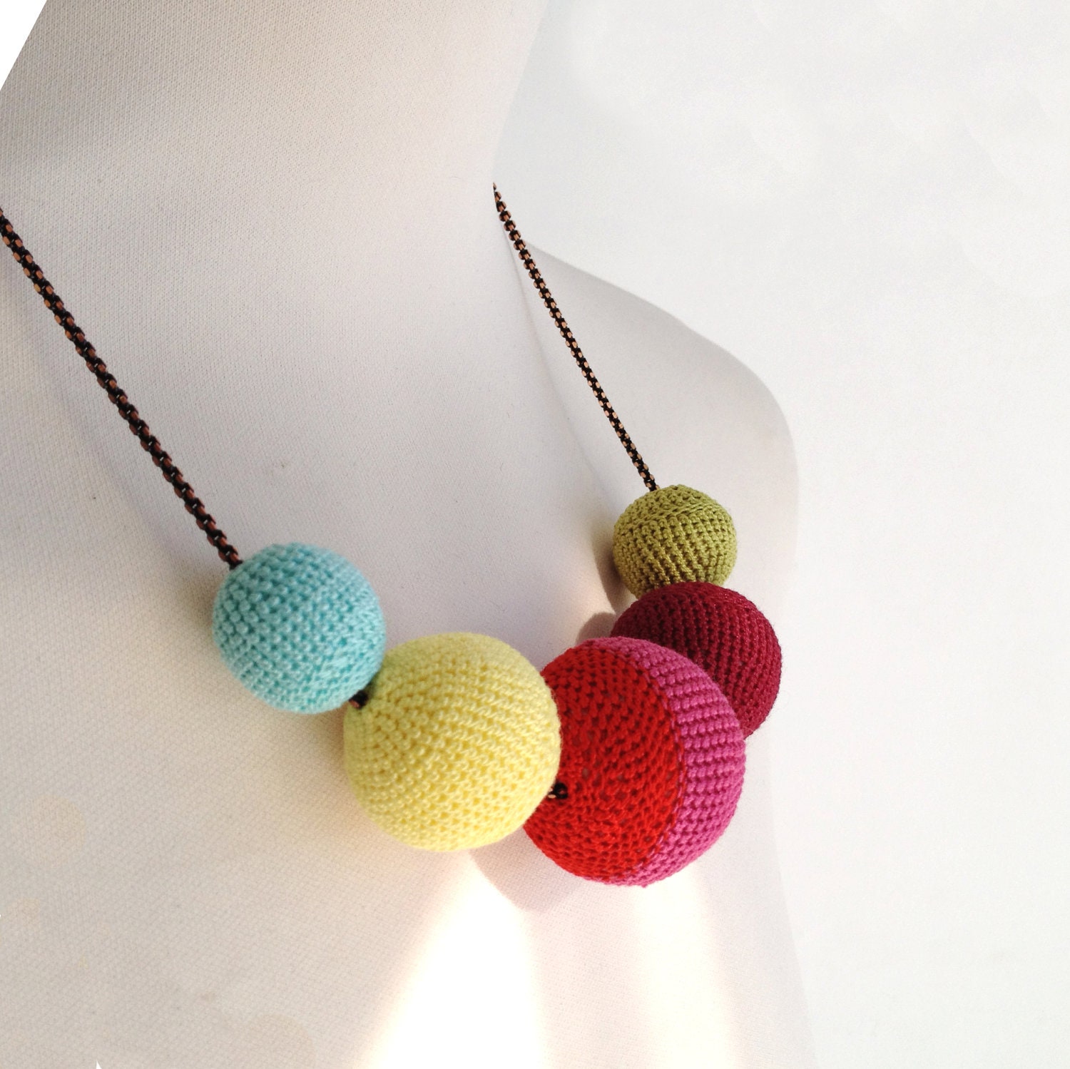 Crocheted beds necklace