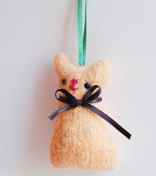 Miniature kitten ornament made from recycled wool - softie cat nr 4