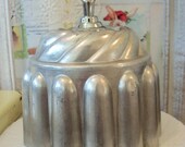 Photo-Memo Holder / Vintage Metal Mold / Perfect for Displaying Vintage Photos, Recipes and Vintage Holiday Postcards