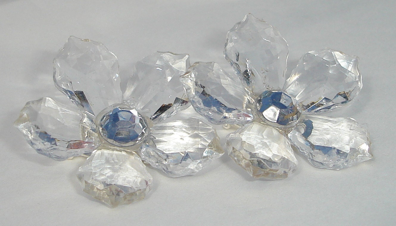 large clear acrylic flowers with center sparkle clip on earrings