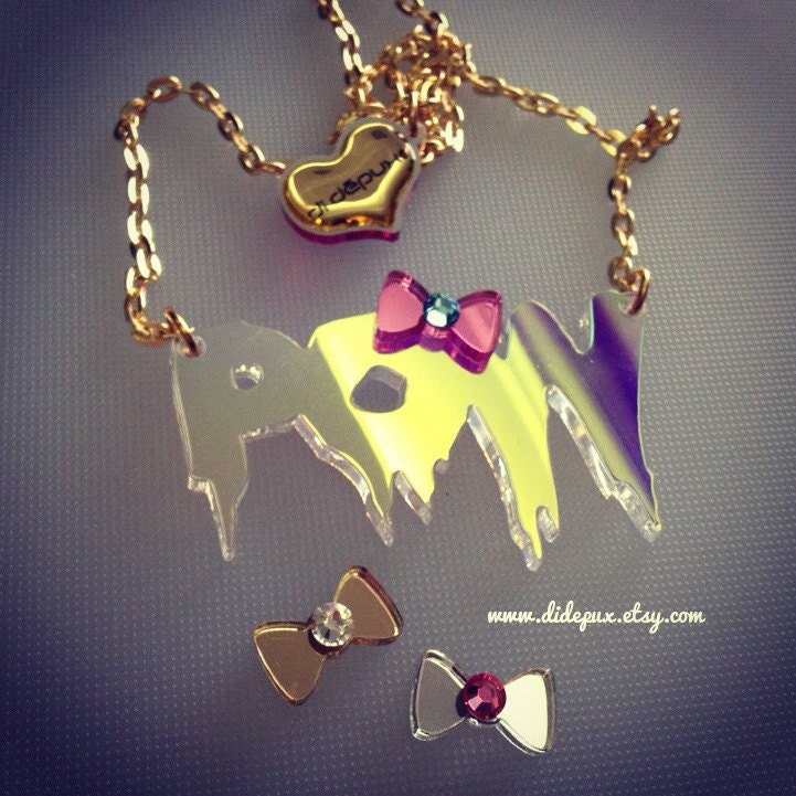 HORROR RADIANT BOW  name necklace laser cut