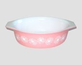 1950s Pyrex bowls / 50s vintage bowls / cinderella / Pink and White Pyrex Set of Two Bowls