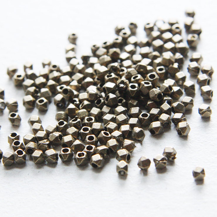 200pcs Antique Brass Tone Base Metal Spacers-Faceted Square 3mm with approx. 2mm hole (2787X-J-69)