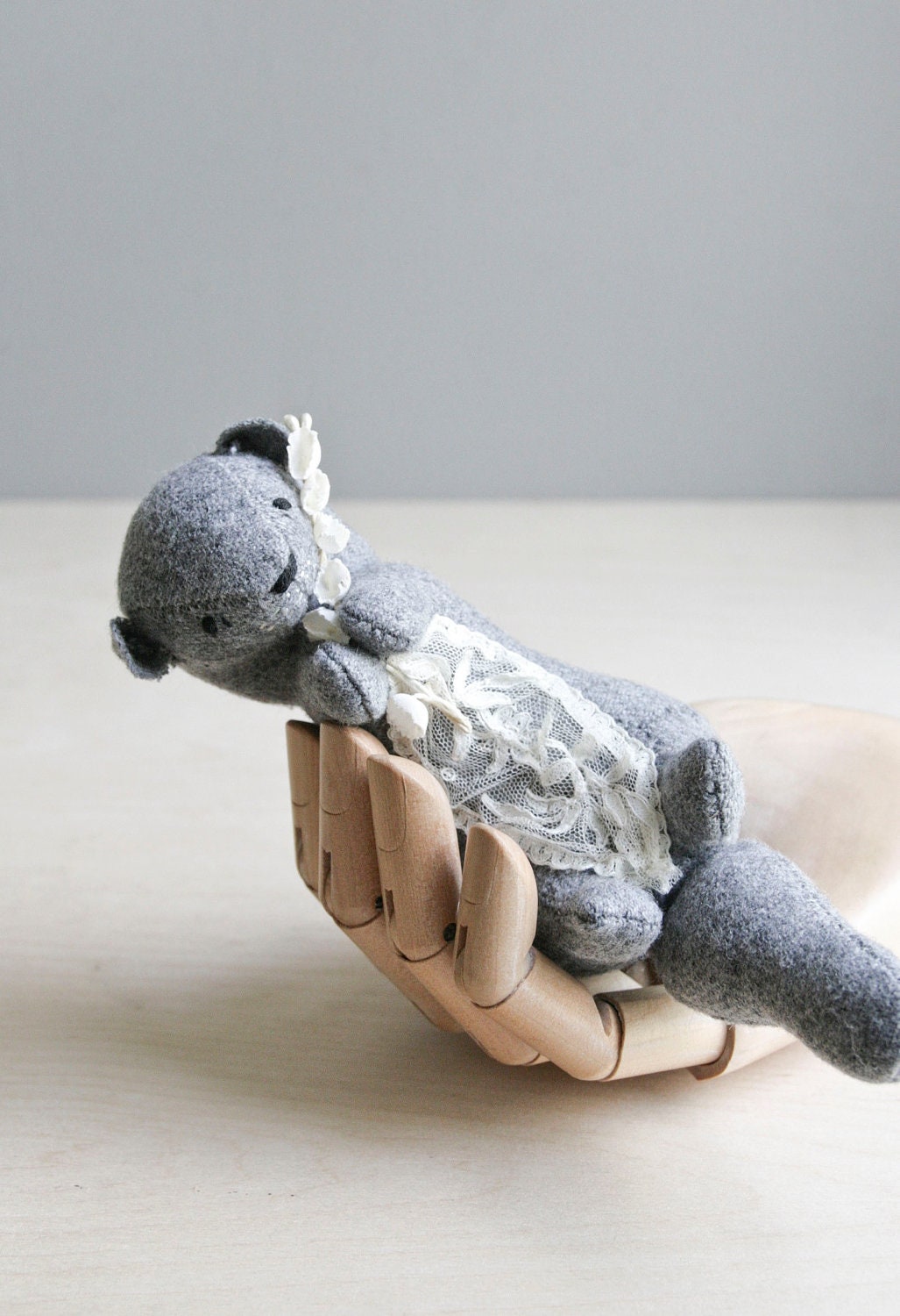 river otter gathering flowers / soft sculpture animal