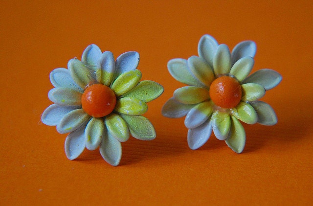 White Metal Flower Stud Earrings