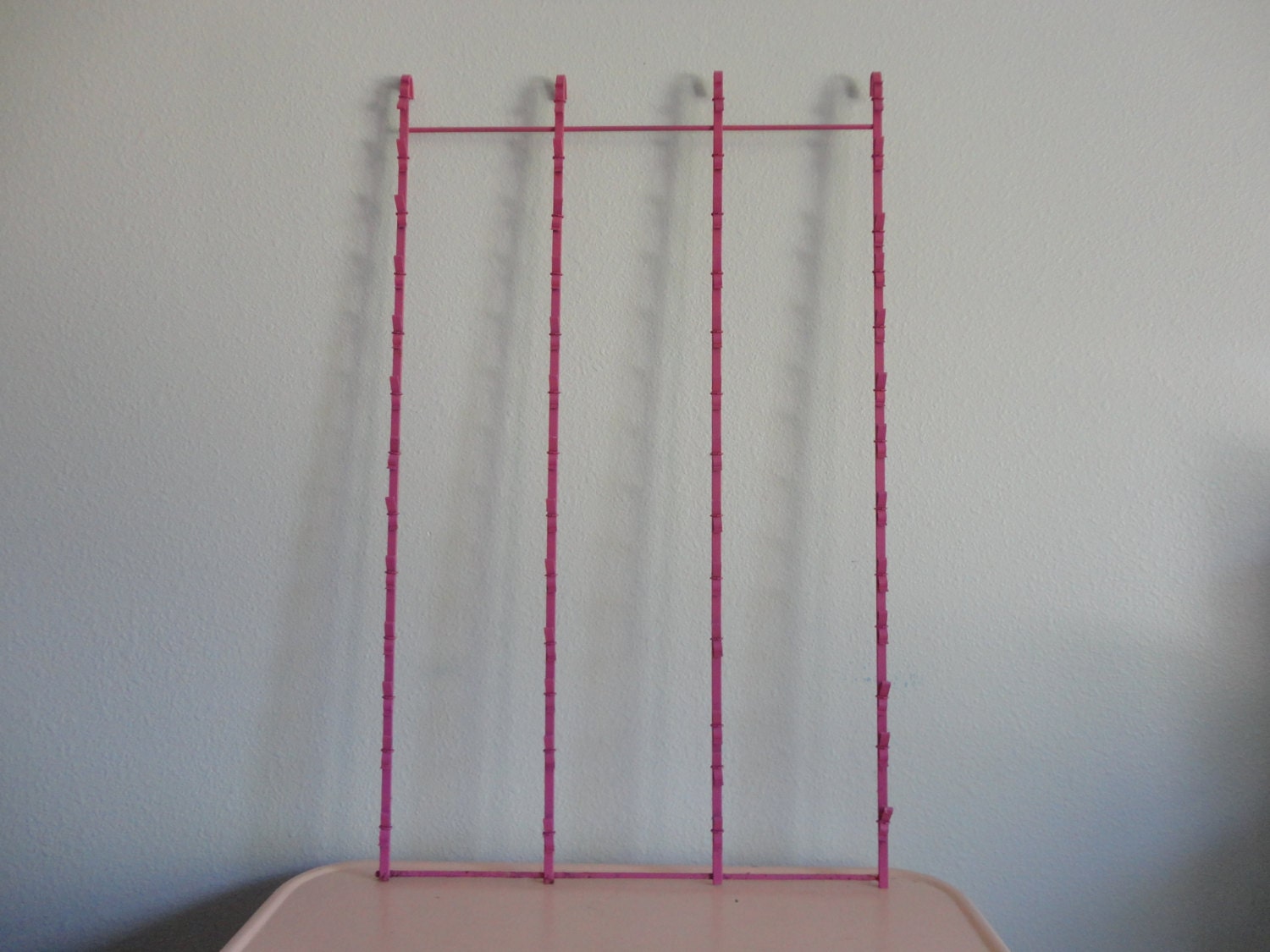 VINTAGE pink metal CLIP RACK (display:  jewelry / cards / photos / etc.)