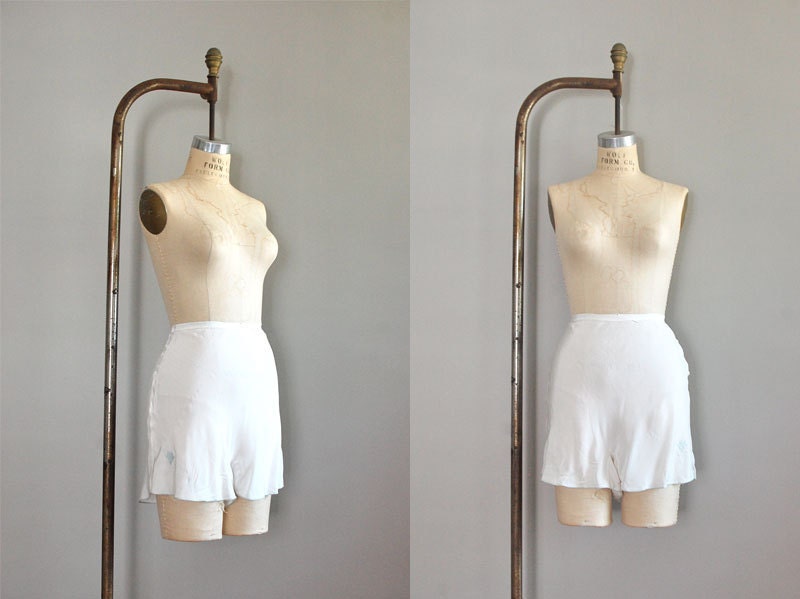 1930s lingerie / 30 tap pants / white tap pants
