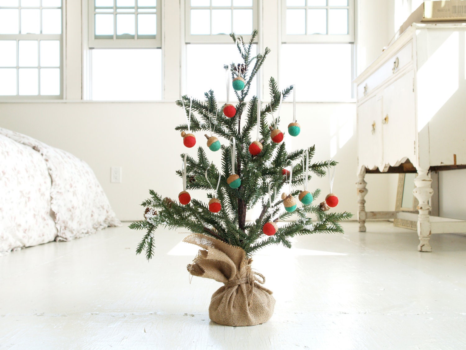 Christmas Tree and 20 Felted Acorn Oranments, Decorate for the Holidays, Red and Green Fetled Decoration, Festive Home Decor, Trimming Mini