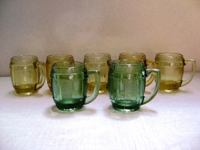 Roll Out the Barrel the Gangs All Here, Vintage Cordial Shot Glasses, 7 Mini Mugs, Retr Barware, Amber Green, 1950s Steins, Octoberfest