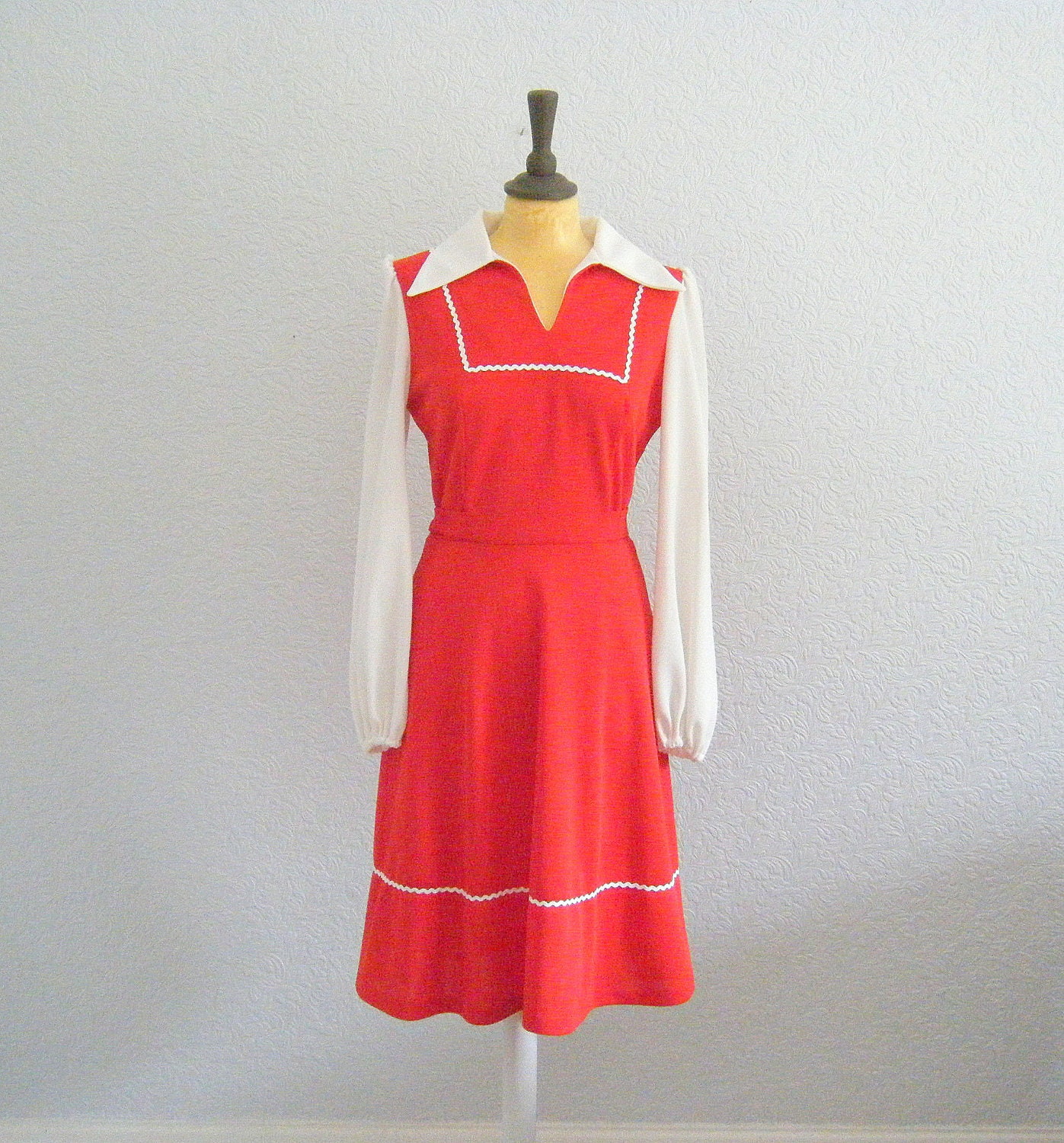vintage. 70s lipstick red mod dress
