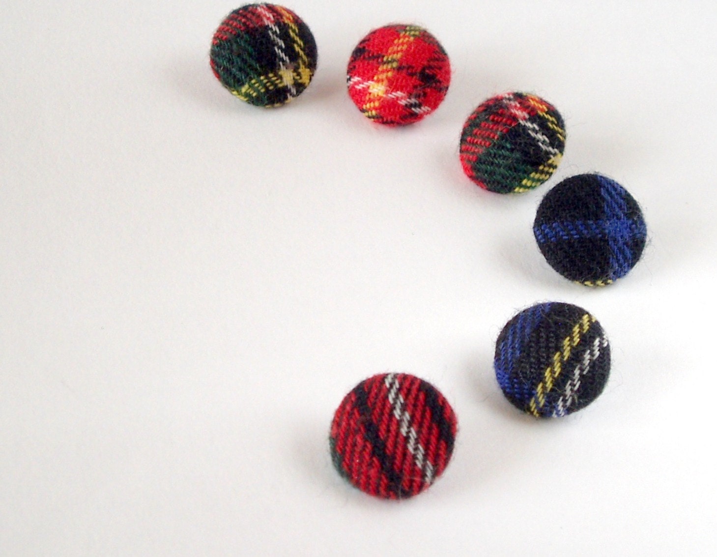 Tartan vintage buttons. Set of 6. Plaid wool on plastic