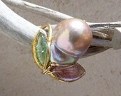 Ring with 18 kt yellowgold, 24 kt fine gold, 1 barock pearl and 2 tourmalines