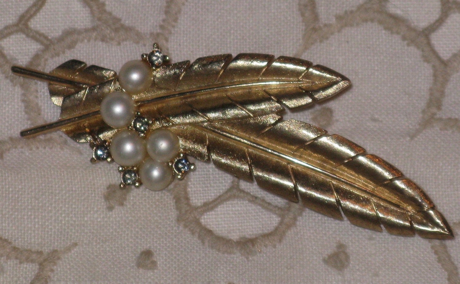 Vintage 1960s CROWN TRIFARI Rhinestone and Faux Pearl Double Feather Brooch/Pin (B-4-1)
