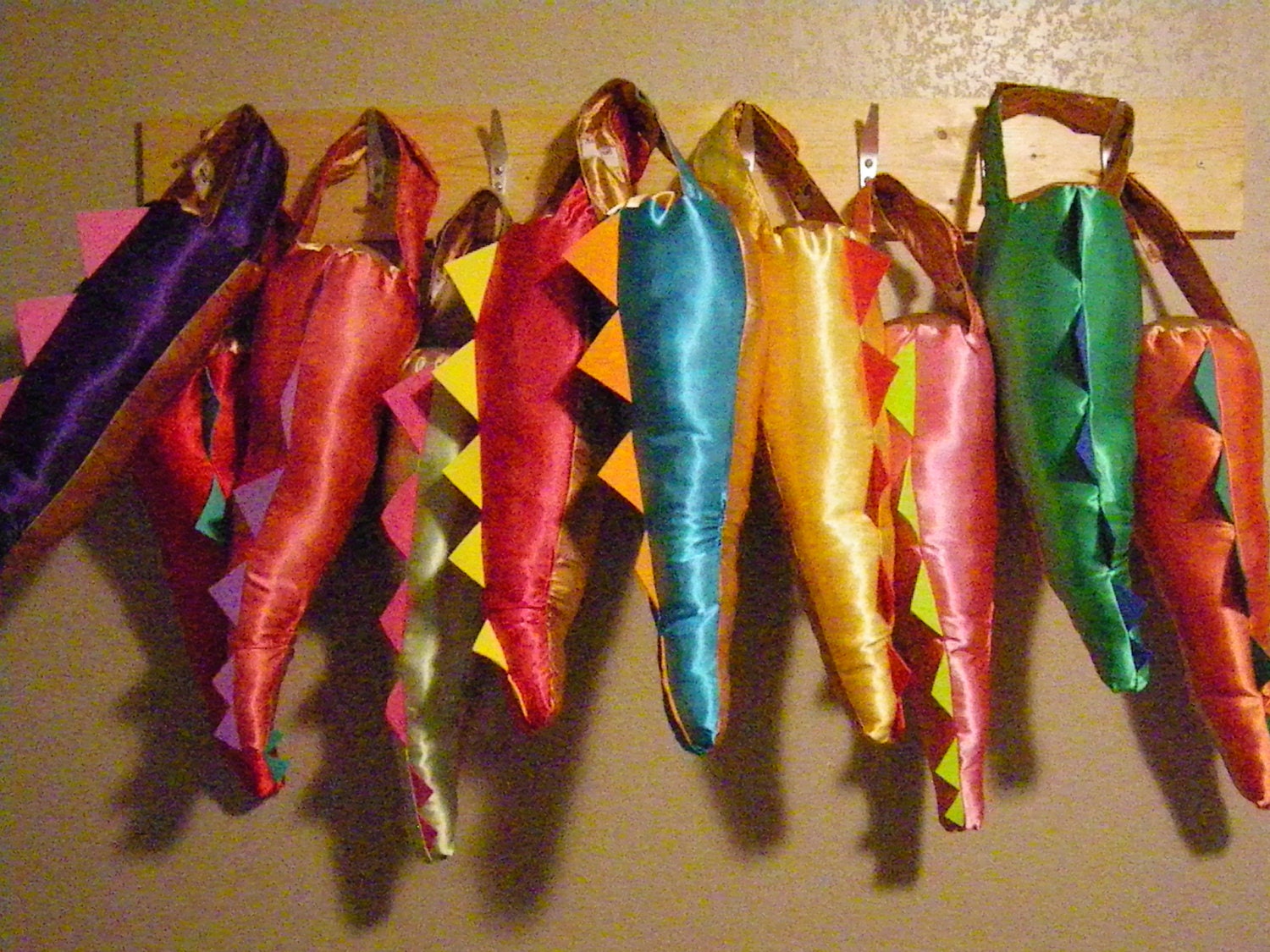 25 Dino Tails & 25 Spiked Caps for party favors