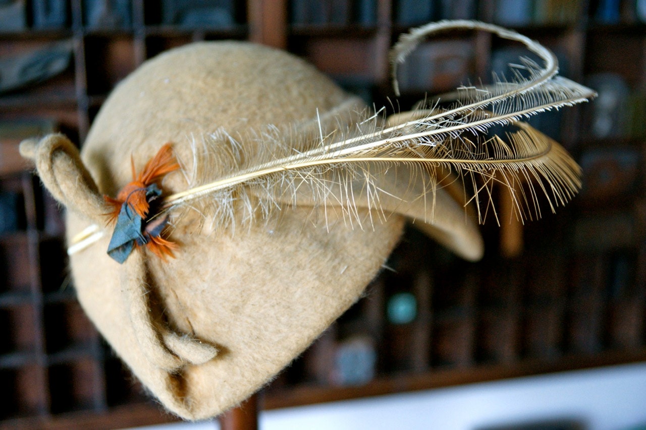 1920s Paris chic hat with feathers