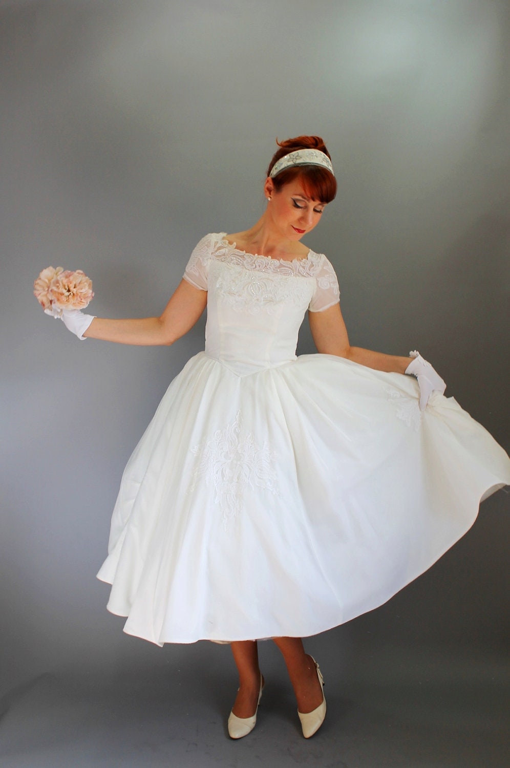 Sale - Vintage 1950s White Lace Wedding Dress. Tea Length. Fall Wedding. Audrey Hepburn. Full Skirt. Size Medium