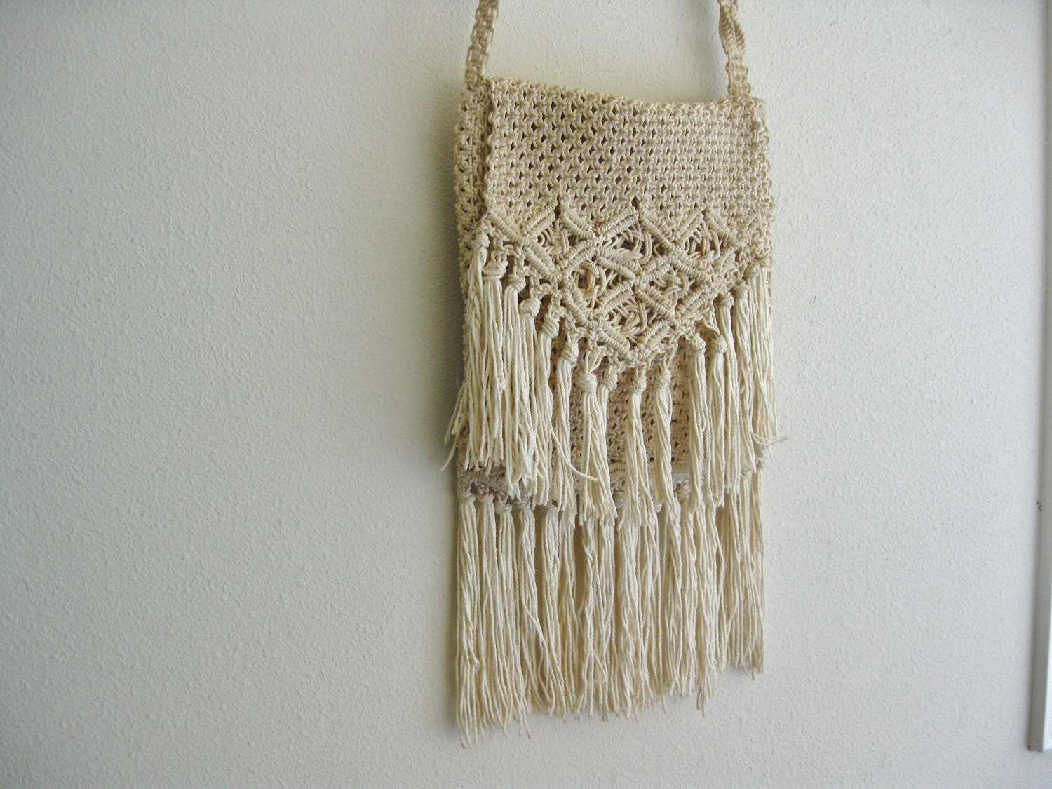 Vintage 1960s Fringe Crochet Purse Handbag . Woodstock Style Festival Bag . Boho Hippie Messenger Pouch