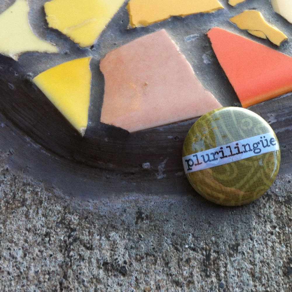Plurilingüe  - Spanish Language Pinback Button