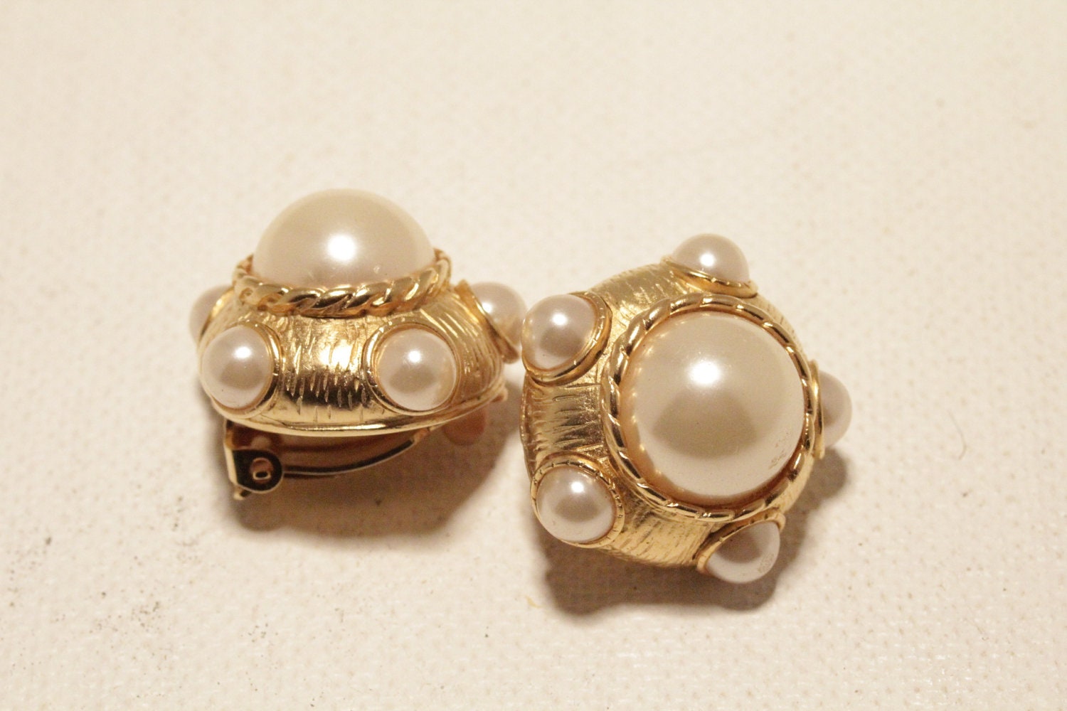 SALE Vintage 1980s Erwin Pearls Roman Studded Pearl & Gold Clip on Earrings