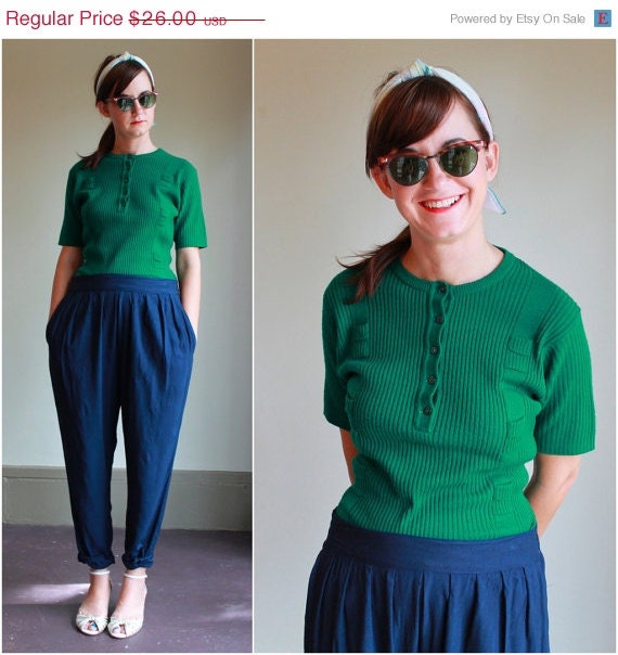 SUMMER SALE 30% OFF 1970s Kelly Green Sweater Shirt  / Vintage 70s Ribbed Sweater Top  /  Small or Medium