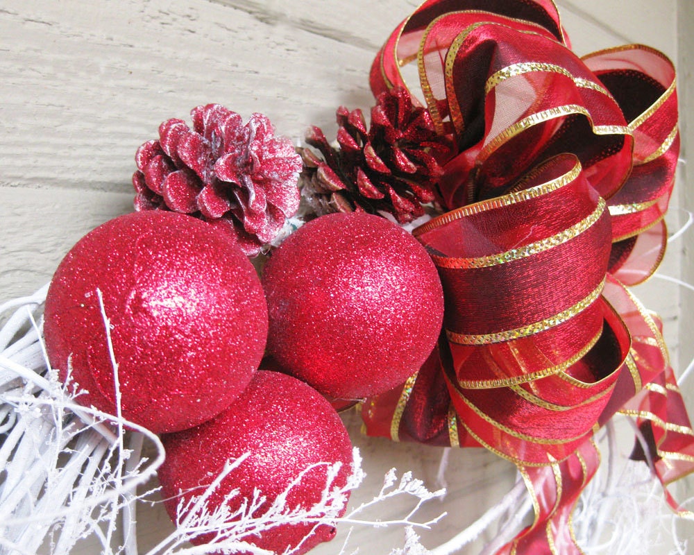 24-inch Grapevine Wreath, White with Red Decor and Natural Materials