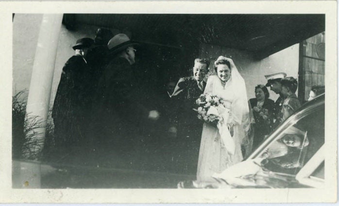 1942 Vintage Photo "Throwing Rice", Photography, Paper Ephemera, Snapshot, Old Photo, Collectibles - 0059