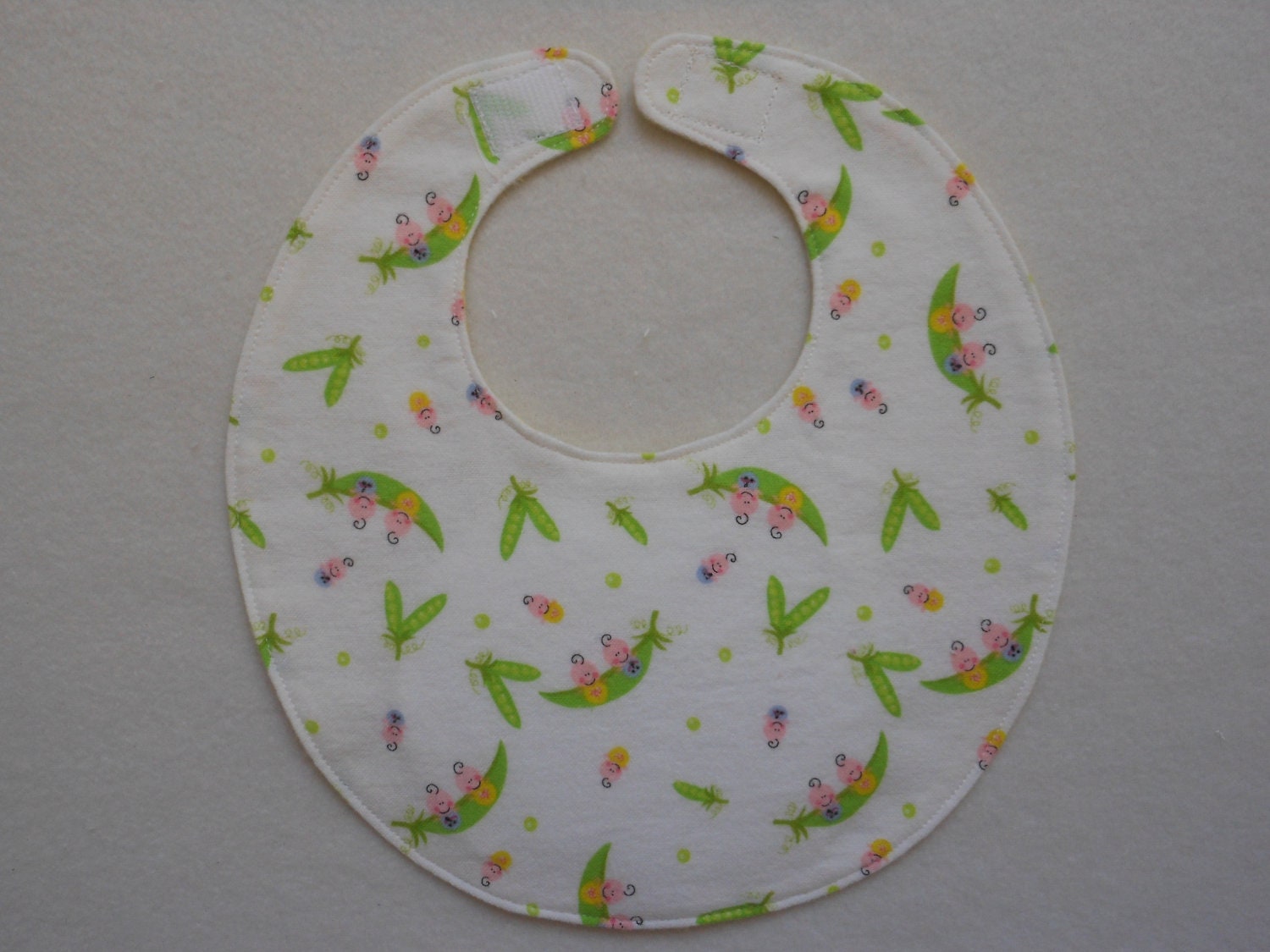 Baby bib, four soft layers, reversible, white with cute baby sweet peas