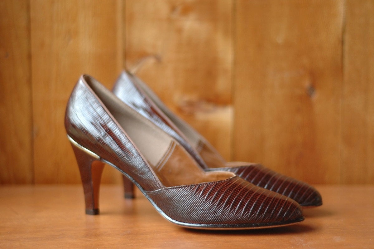 vintage 1970s shoes / 70s brown reptile pumps / size 7 AA