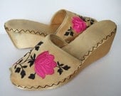 Vintage 1940s slippers / 40s yellow satin peep toe platform wedges with floral embroidery / UK 6 EU 39 US 8 wide - StellaRoseVintage