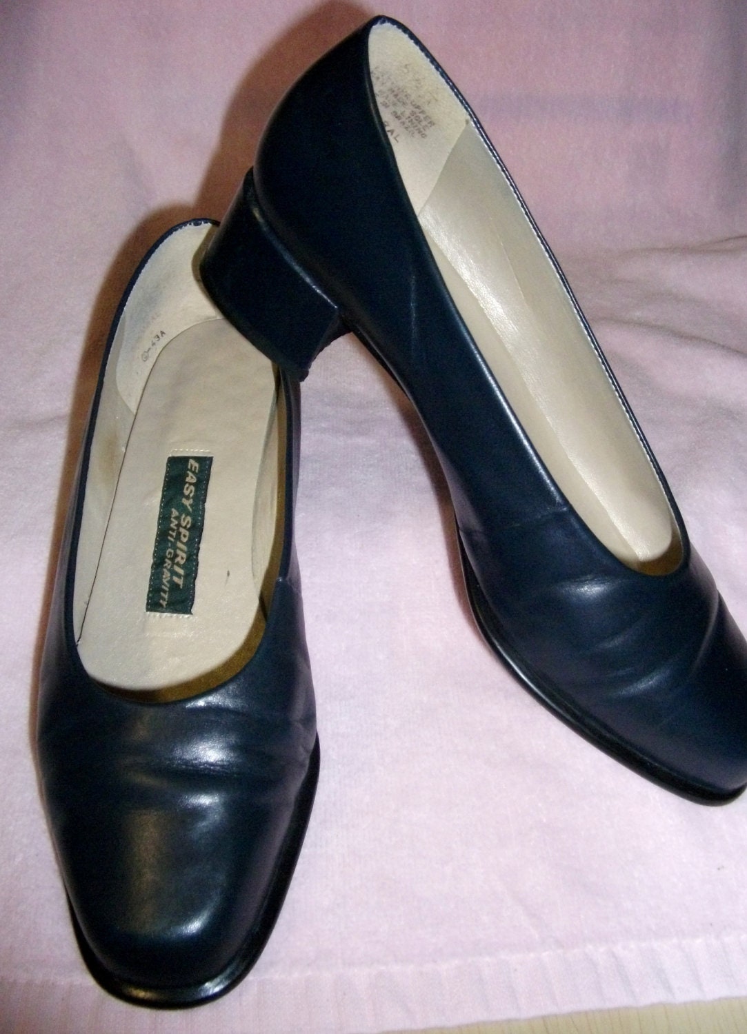 1 DOllAR SAlE Vintage Ladies Leather Pumps 1 1/2" Chunky heel Size 6.5 Now Only 1 USD