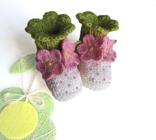 Knitted baby booties, baby girls shoes, flowers, baby shower gifts /size 0-3M