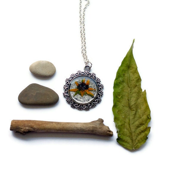 pressed flower necklace resin jewelry black eyed susan. shabby chic circle filigree pendant for autum fall. boho chic