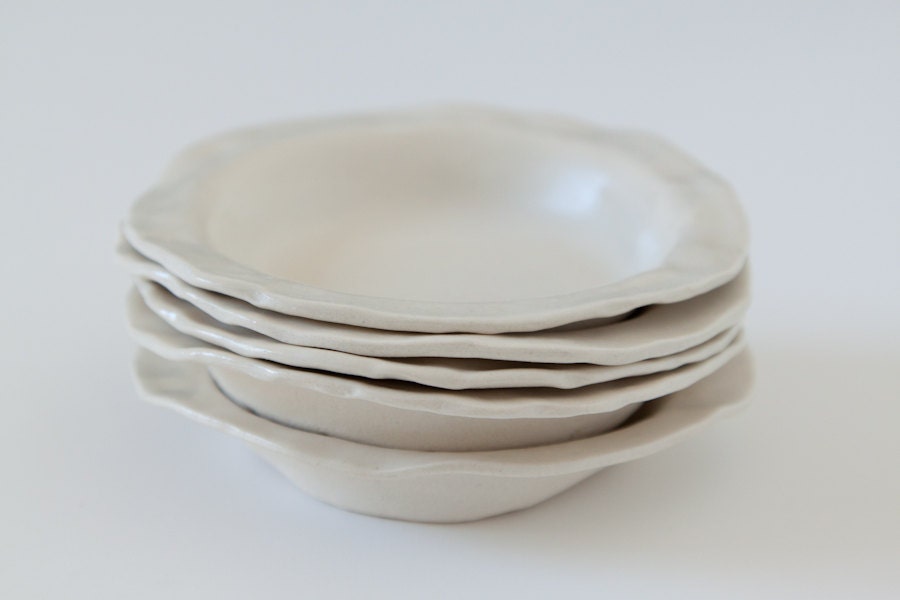 Set of 5 white pinch bowls