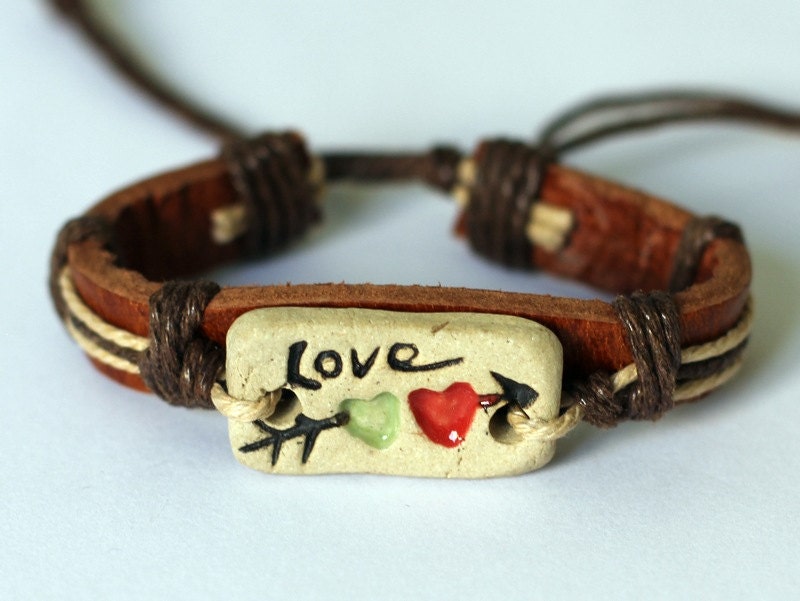 327 Handmade brown leather bracelet, cotton rope wound, hearts with arrow shaped pattern on the bracelet to express love jewelry