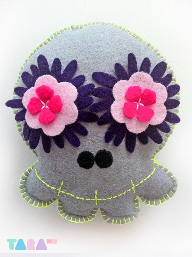 Felt Sugar Skull, Softie, Dia de los Muertos, Day of the Dead,TaraSkull, Grey Felt Skull and Flowers, Halloween Decor, Halloween Decoration