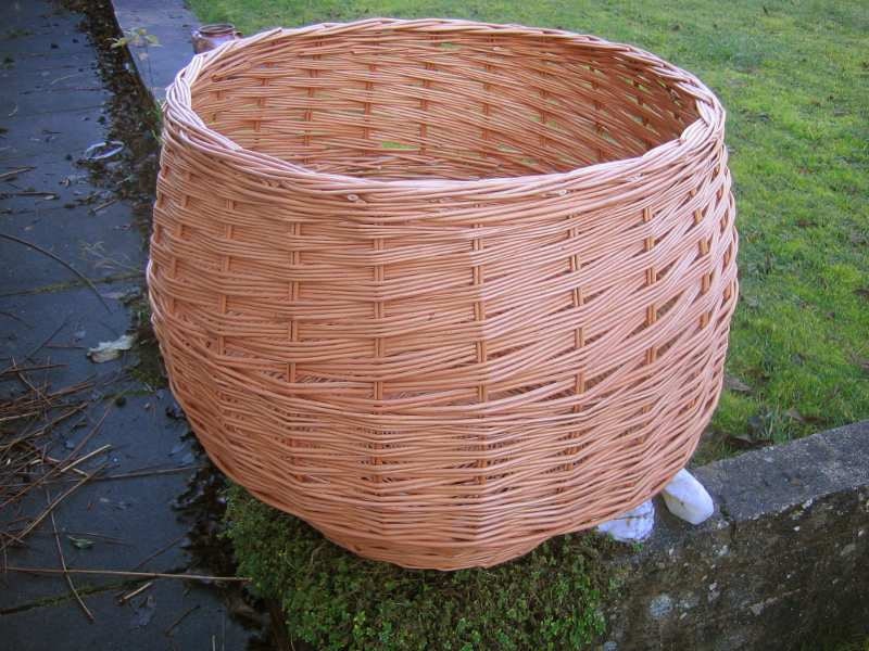 Large Round Willow Basket, Huge, light weight, honey colour, laundry blanket fleece,  (ref. 12-2)