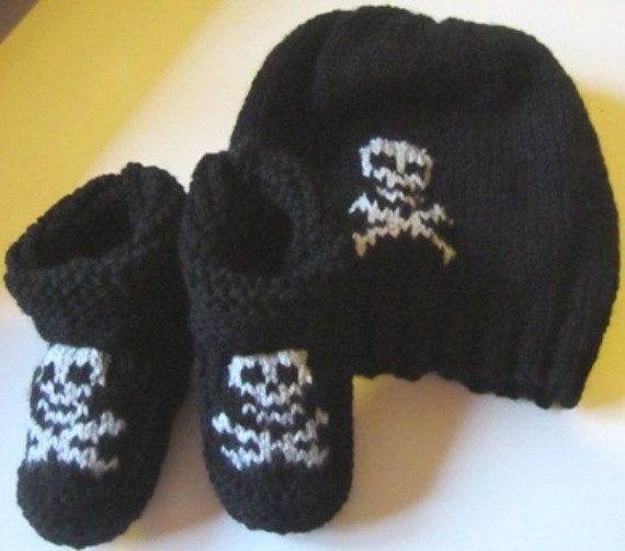 Baby Skull & crossbones HAND KNITTED matching set booties and beanie hat - 9-12 months - Many colours available