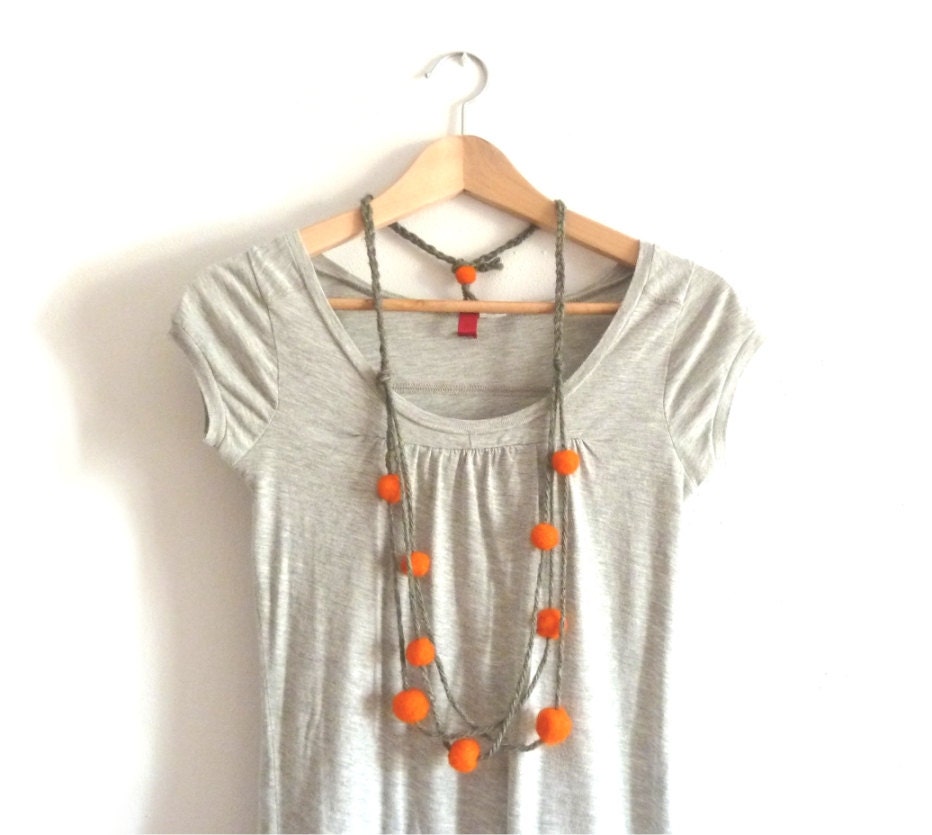 Orange felt and wool necklace - yarn necklace - wool necklace
