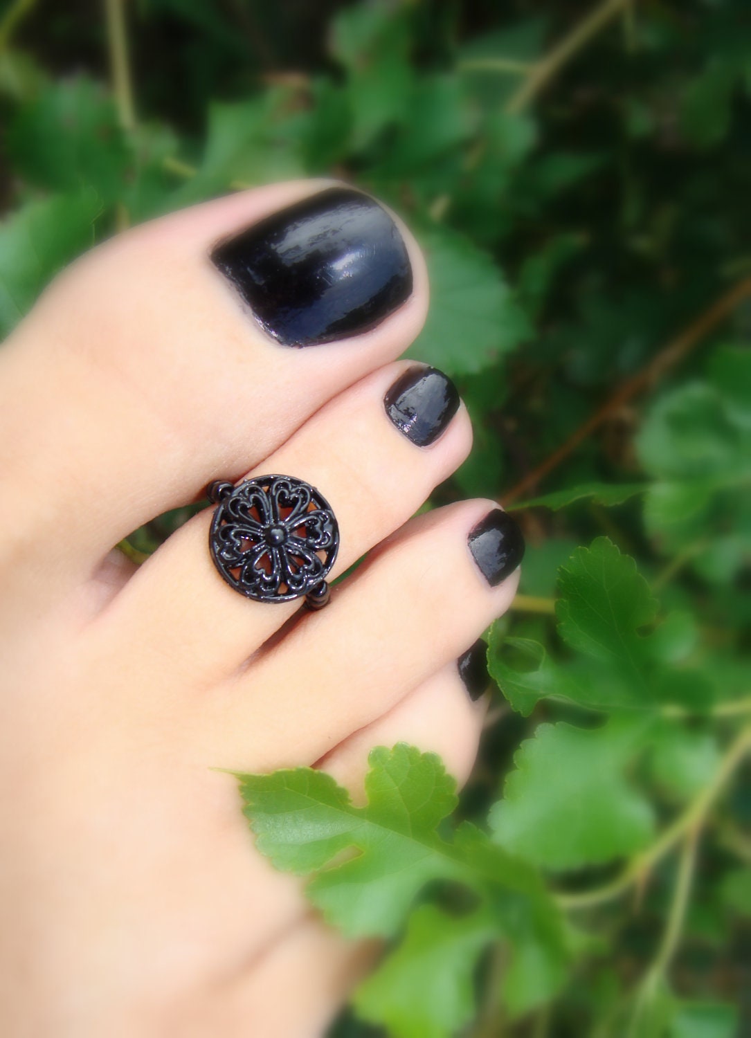 Toe Ring - Pinwheel of Black Hearts - Round Metal Goth Bead Toe Ring
