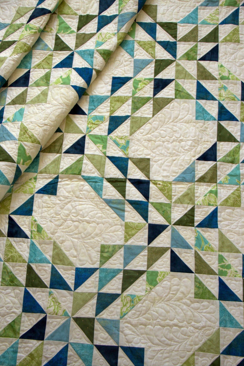 Ocean Waves quilt - made to order in your color choice, traditional quilt, sea, ocean, patchwork of triangles - HouseofdeVeer Ocean Waves quilt - made to order in your color choice, traditional quilt, sea, ocean, patchwork of triangles - HouseofdeVeer