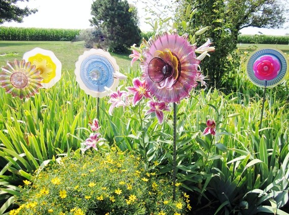 Shabby Chic Garden Art Plate Glass Flower Yard by jarmfarm on Etsy