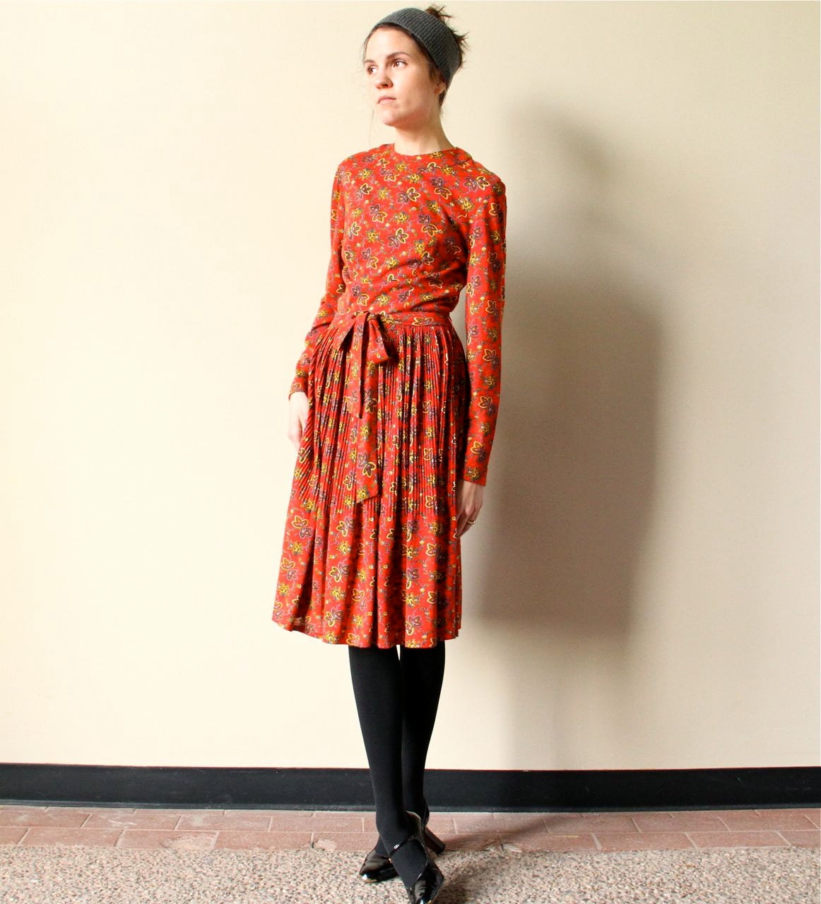 70s Boho Printed Dress, floral paisley print jersey pleated, simple midi length hipster nerd party frock, cranberry red gypsy