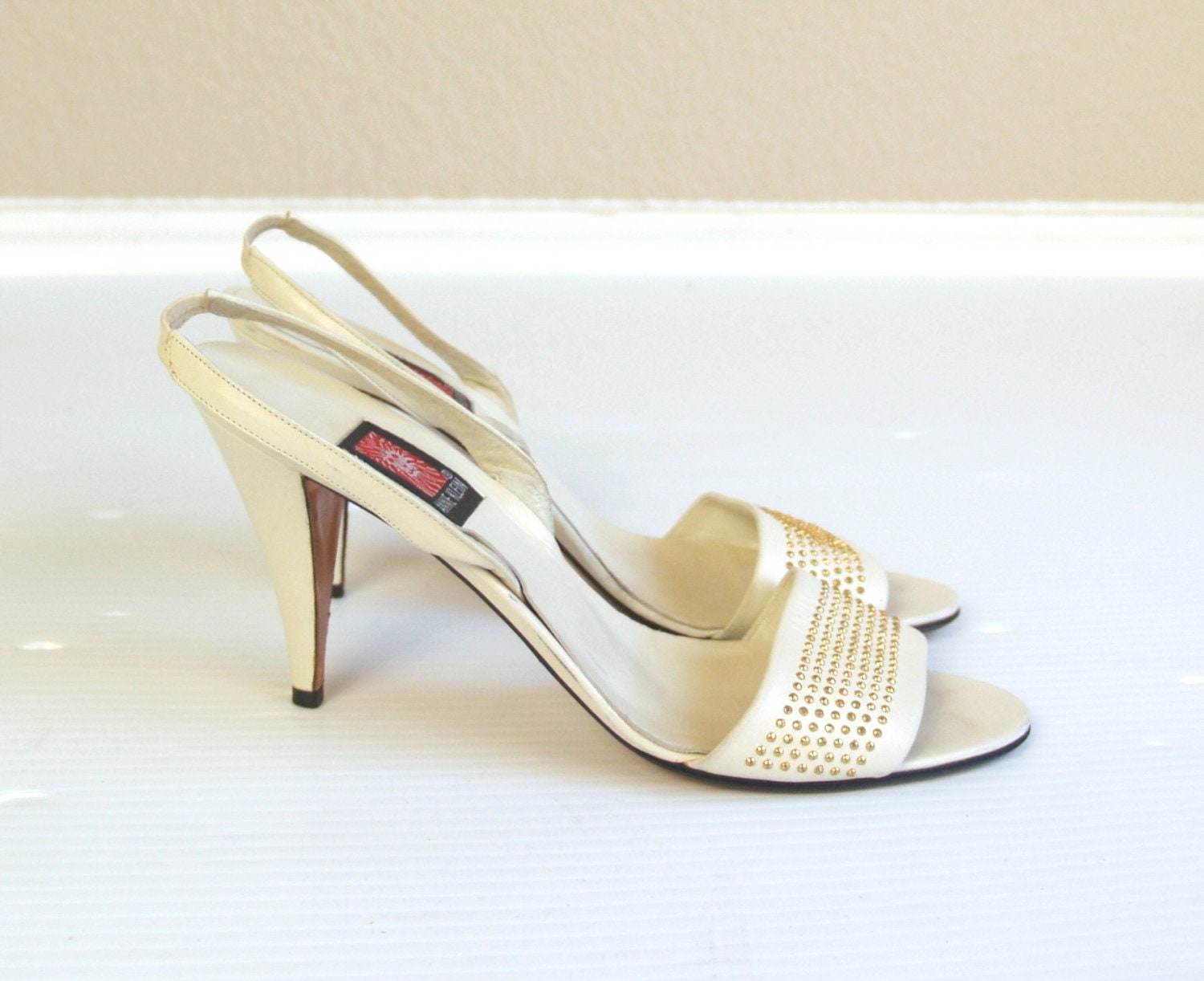 vtg 80s CREAM leather peep toe Gold STUDDED STILETTOS heels 8 Italian pumps