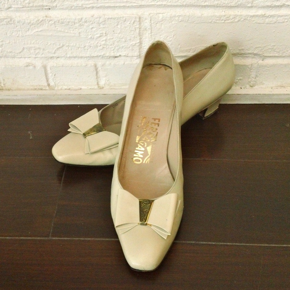 FERRAGAMO Cream Leather Bow Flats // Winter White Italian Ivory Kitten Heel Pumps // Pointy Square Toe Flat Low Heels Dress Shoes Size 9