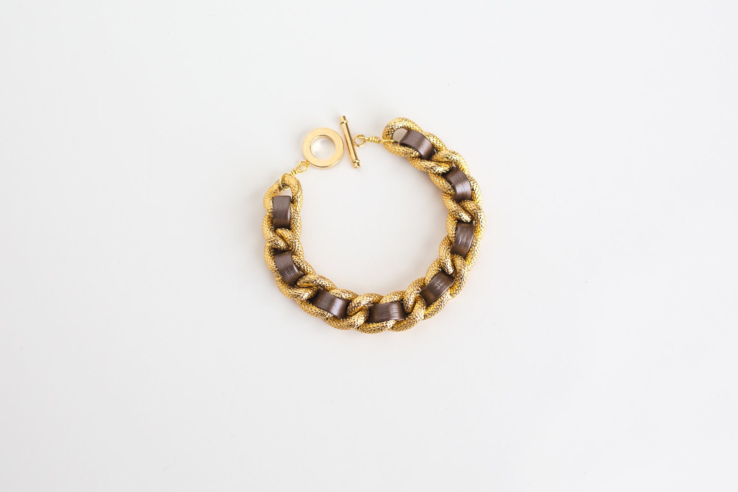 The Tessa - Gold chain and gray leather bracelet - textured chain bracelet