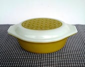 Vintage Promotional Pyrex 1 1/2 Quart Oval Casserole Dish with Lid,  Geometric Basketweave