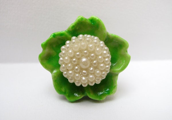 Original green flower vintage button cocktail ring - Mixed media jewelry by LesPetitsbuttons.