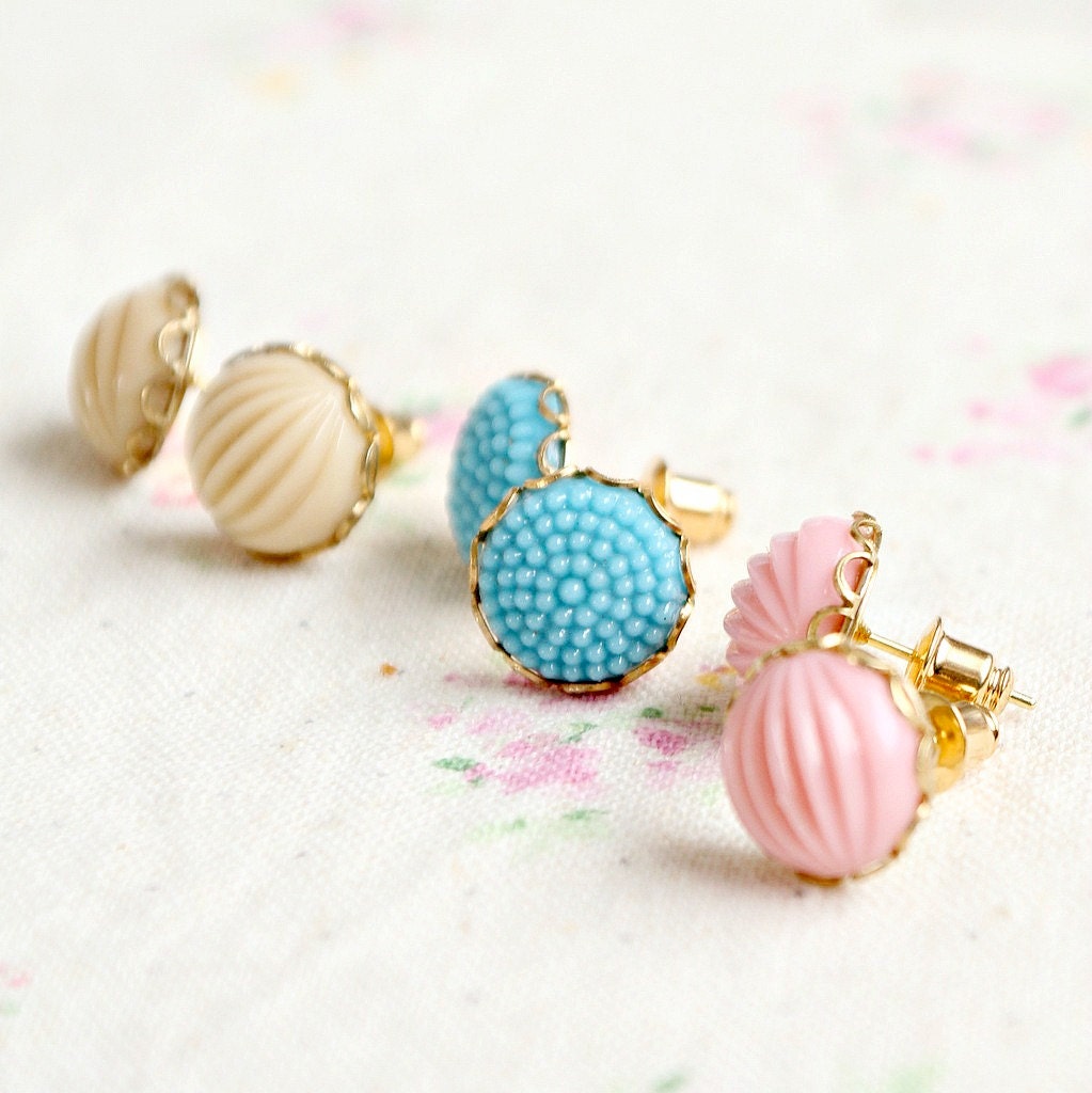 Vintage Cameo Posts  - Choose your color